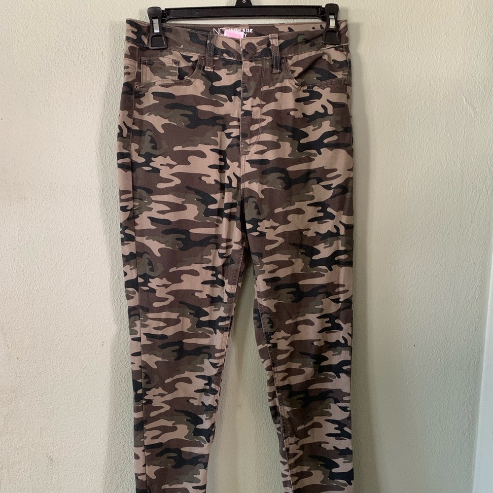 Woman’s High rise skinny camouflage jeans size 7
